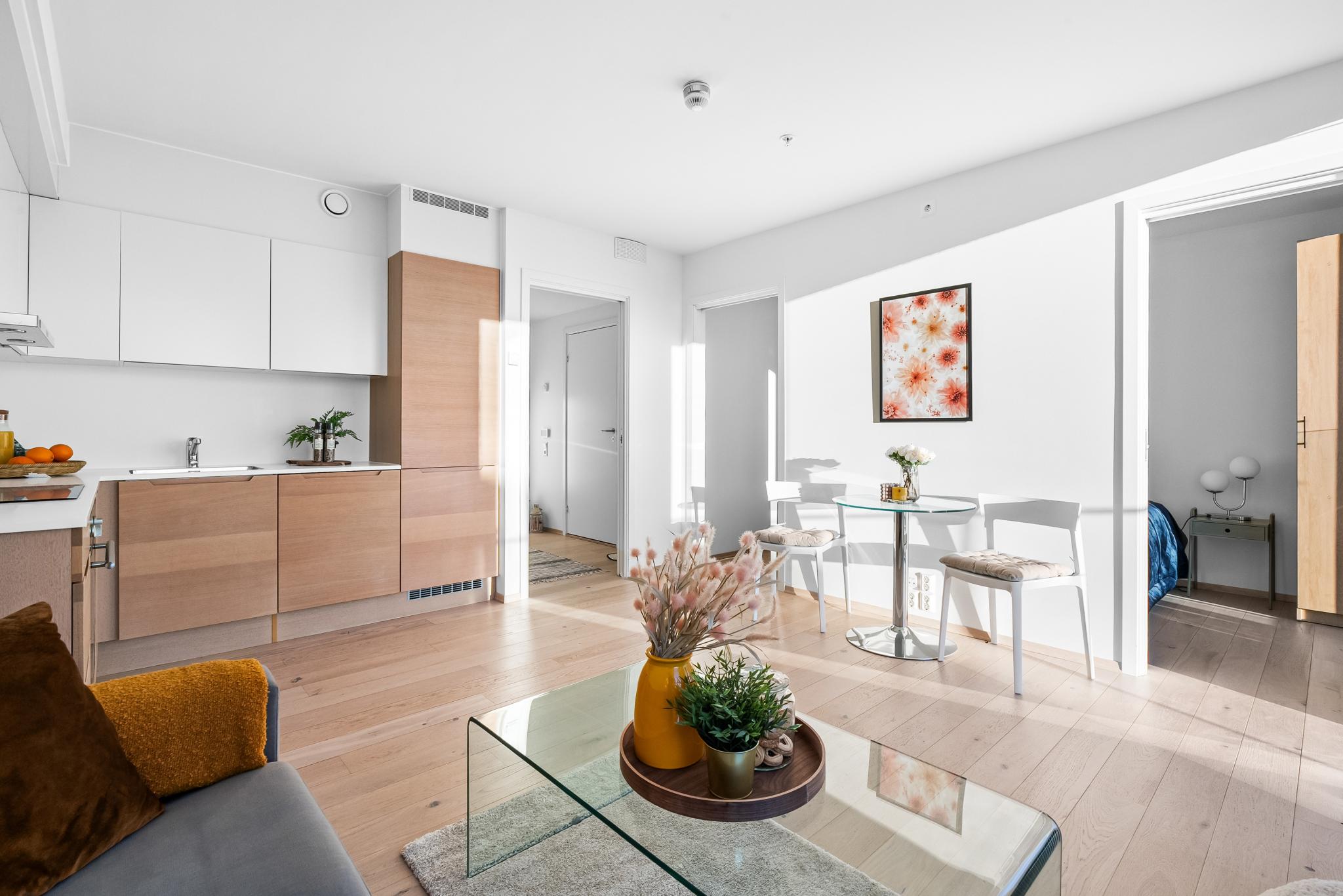 Rikelig med plass til en sofagruppe, spisebord og mer